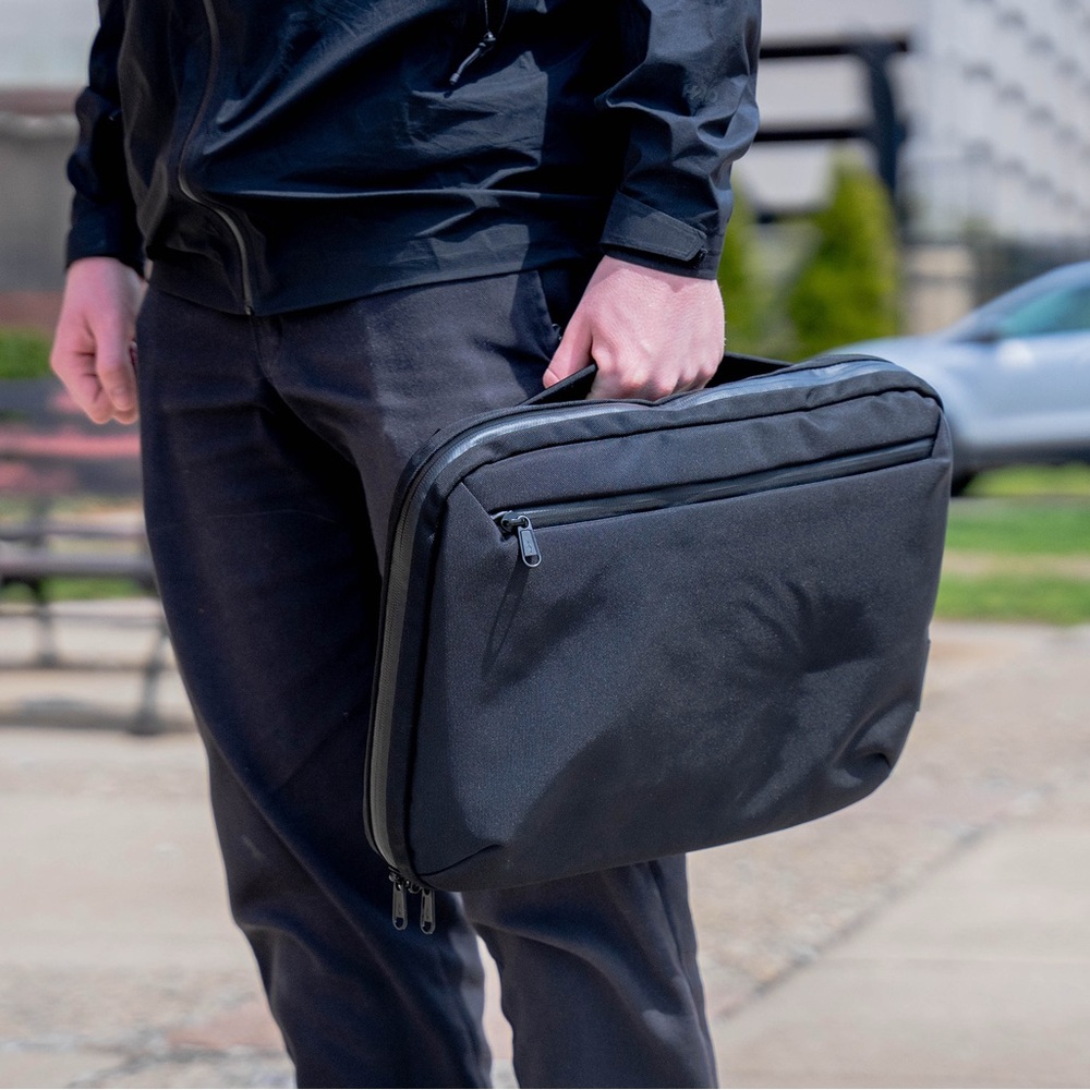 Men's Black Messenger Bag – Sleek Everyday Carry - Picture 4 of 9